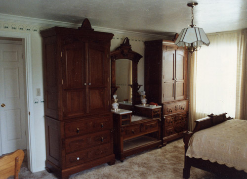 stbldrarmoire/victwalnut02RW.jpg